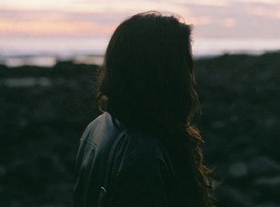 横空出世莽昆仑，阅尽人间春色全诗的意思_上句下句 第1张