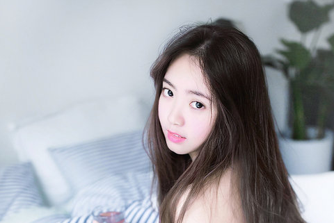 床前明月光，疑是地上霜全诗的意思_上句下句 第1张