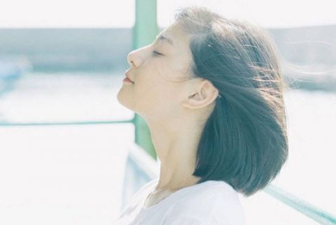 坐看霞色晓，疑是赤城标全诗的意思_上句下句