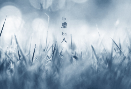 柿叶翻红霜景秋，碧天如水倚红楼全诗的意思_上句下句