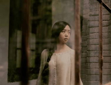 花美人更美的诗句含蓄 形容女子气质清雅诗句 第2张